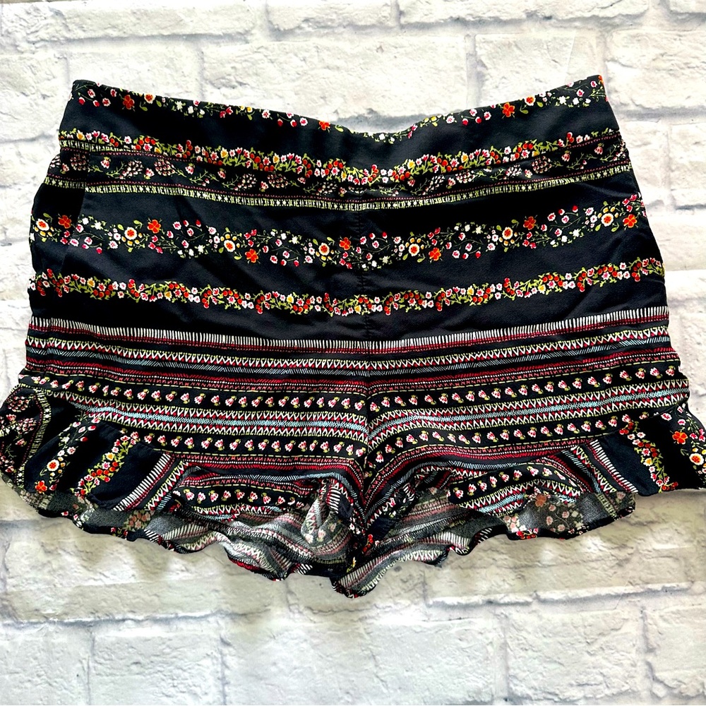 LOFT Floral Shorts 6 | NWOT Black Ruffle